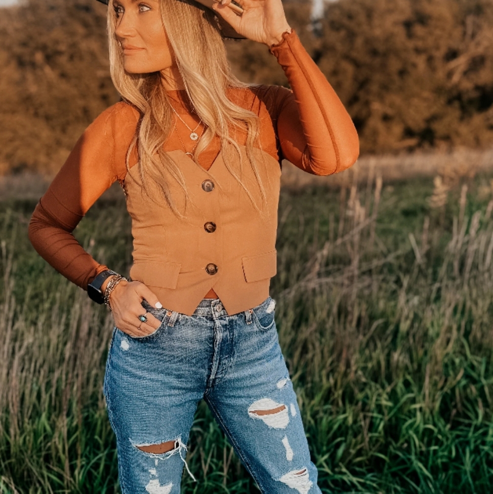 NWOT Pomesa brown cropped top with button front to look like a strapless vest.